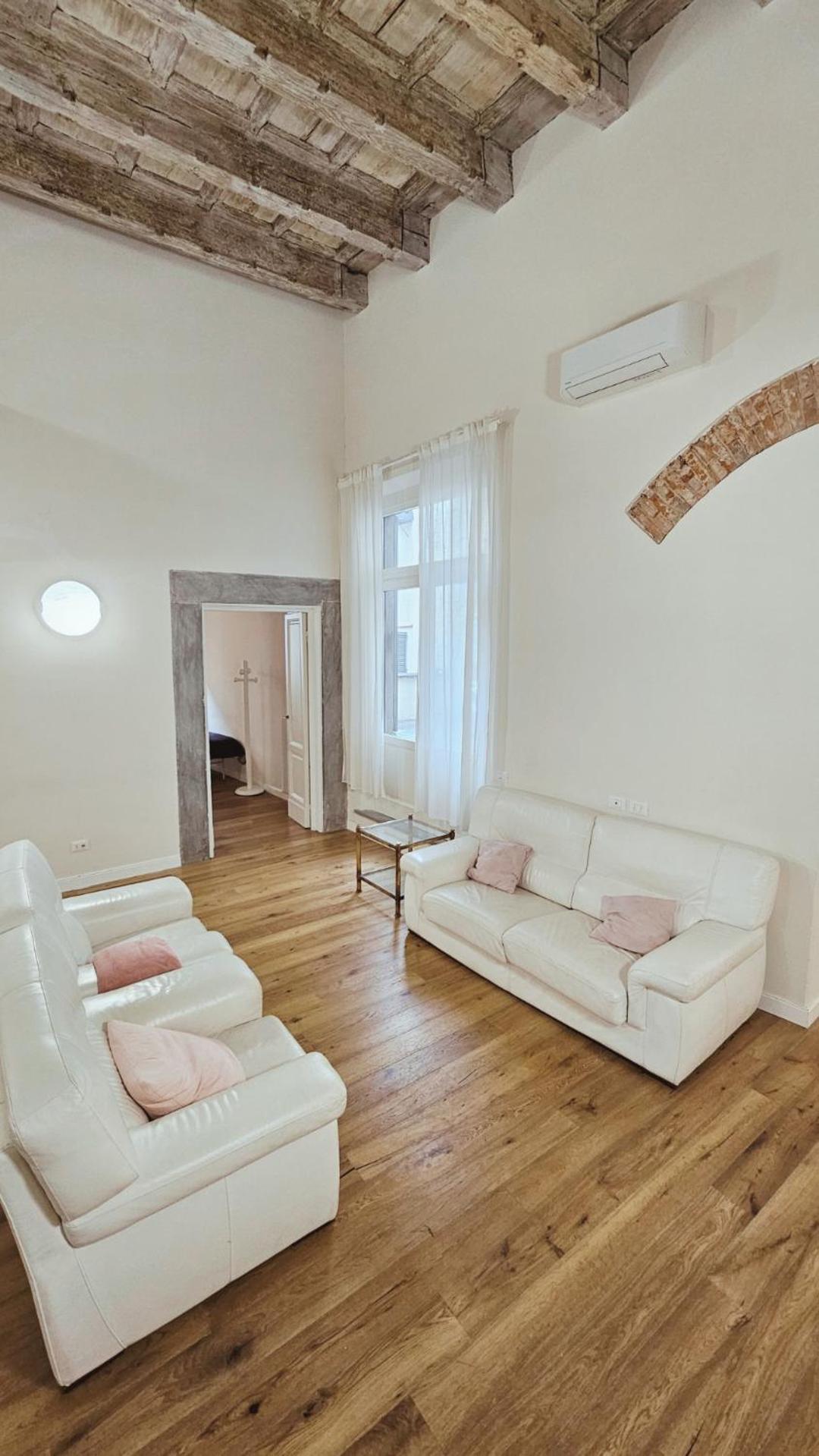 Apartment Eleganza E Convivialita In Centro, Vista Duomo Per Gruppi E Famiglie