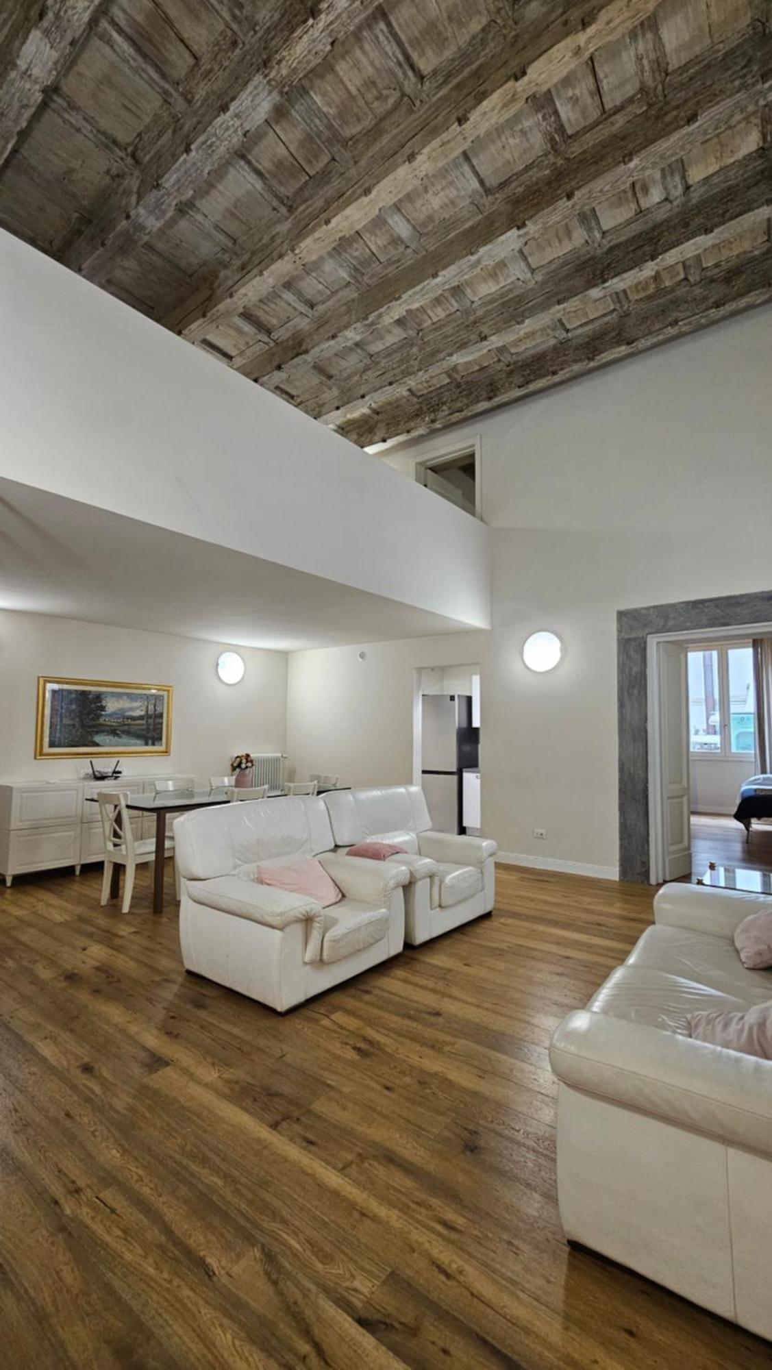 Apartment Eleganza E Convivialita In Centro, Vista Duomo Per Gruppi E Famiglie